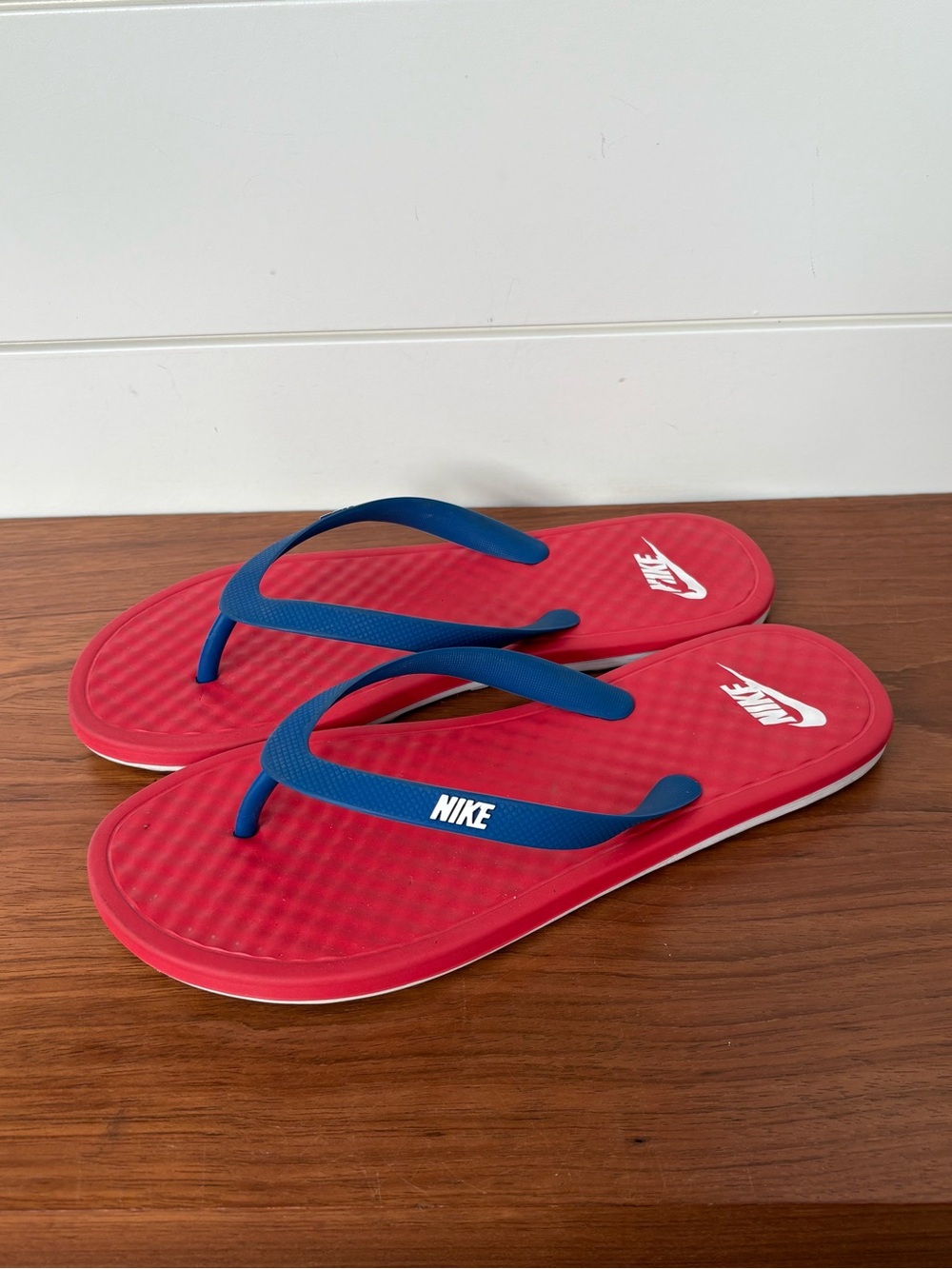 Nike On Deck Flip Flops Sandals Red Blue Slip-On Logo Men’s 7 Women’s 8 Unisex